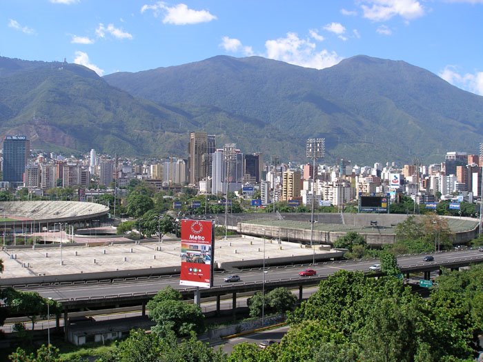 Widok z okna UBV - Caracas i pasmo górskie Waraira Repano (El Avila)